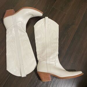 Coconuts size 8.5 Cowgirl boot White